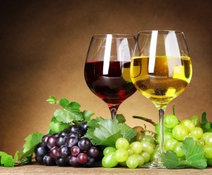 glasses-of-red-and-white-wine