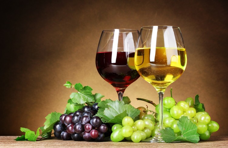 glasses-of-red-and-white-wine