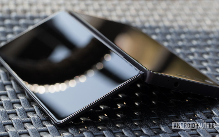 Двухдисплейный смартфон ZTE Axon M
