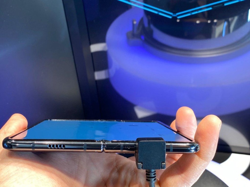 сгибаемый Galaxy Fold уже в Украине!
